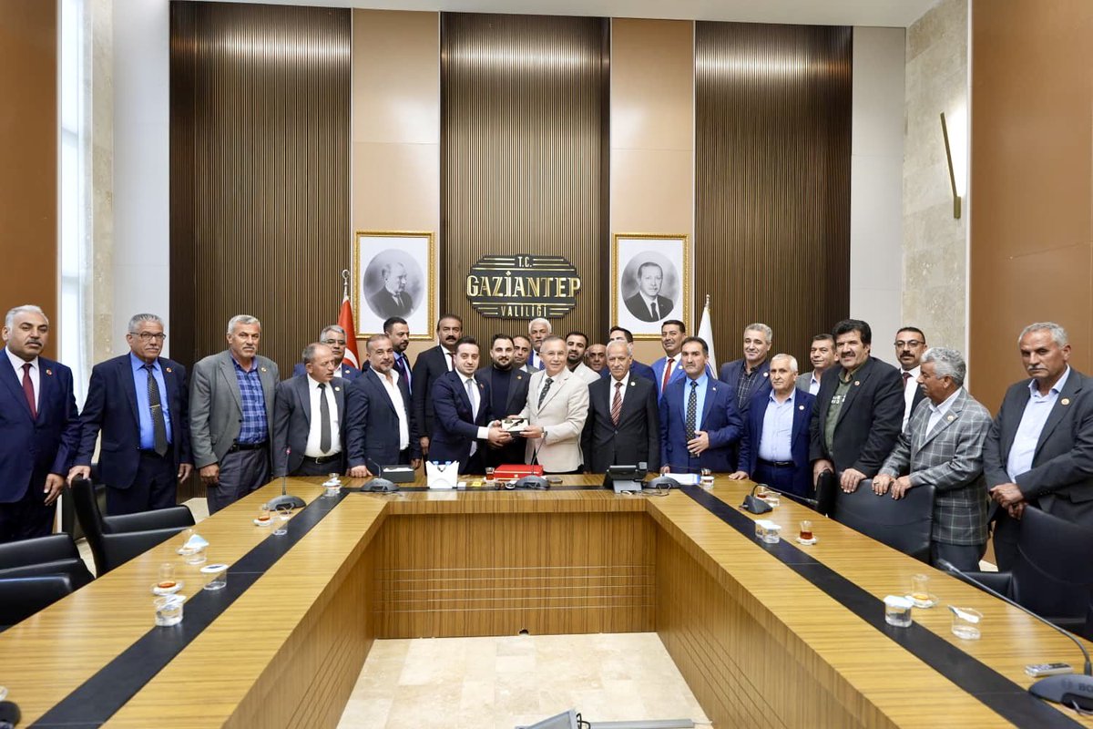 AhmetTitiz27's tweet photo. Türkiye Muhtarlar Derneği yönetim Kurulu üyelerimiz ve muhtarlarımız ile birlikte, Valimiz Sayın Kemal Çeber’i makamında ziyaret ederek mahallelerimizin ihtiyaçları, vatandaşlarımızın talepleri ve yerel yönetim çalışmaları üzerine verimli bir istişare gerçekleştirdik.

Misafirperverliği ve gösterdiği yakın ilgiden dolayı Sayın Valimize teşekkür ediyor, Gaziantep’imiz için birlik ve beraberlik içerisinde çalışmaya devam ediyoruz.🇹🇷
@gantepvaliligi 
@kemalcebervali