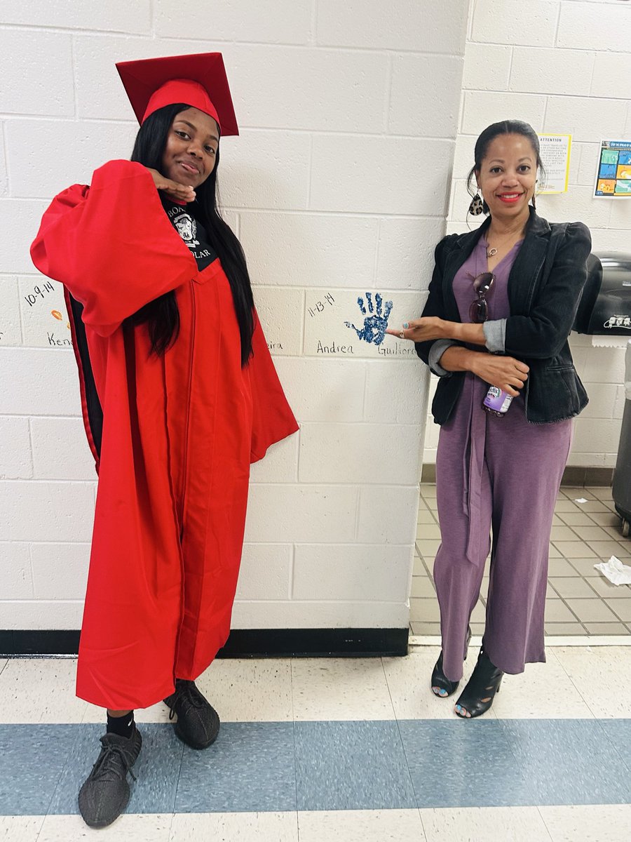 Moonk1102's tweet photo. The sweet memories of elementary school! These seniors turned into kids all over again as they stepped onto the campus this morning, and it was such a joy to watch.🥹

Drea will graduate next week, but her legacy will live on through the handprint she proudly left on the wall. ❤️ https://t.co/gD5qhCVOzN