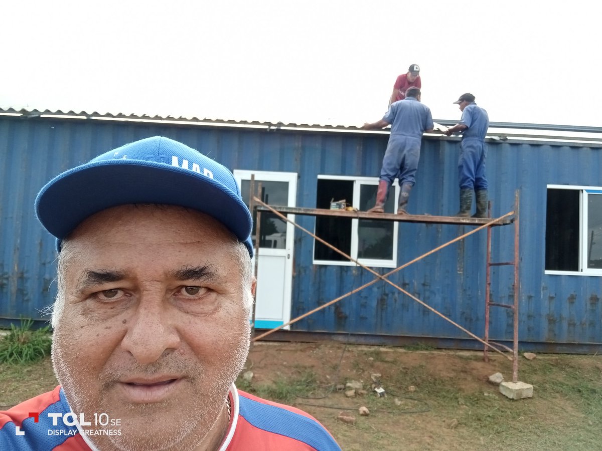 JosDani74772858's tweet photo. Trabajo en la finca de autoconsumo administrada por la emserva, limpieza de areas, techado de la facilidad temporal y preparacion de la tierra, si se puede, resistiremos y venceremos, patria o muerte, jamas nos rendiremos https://t.co/L08wGuqvnq