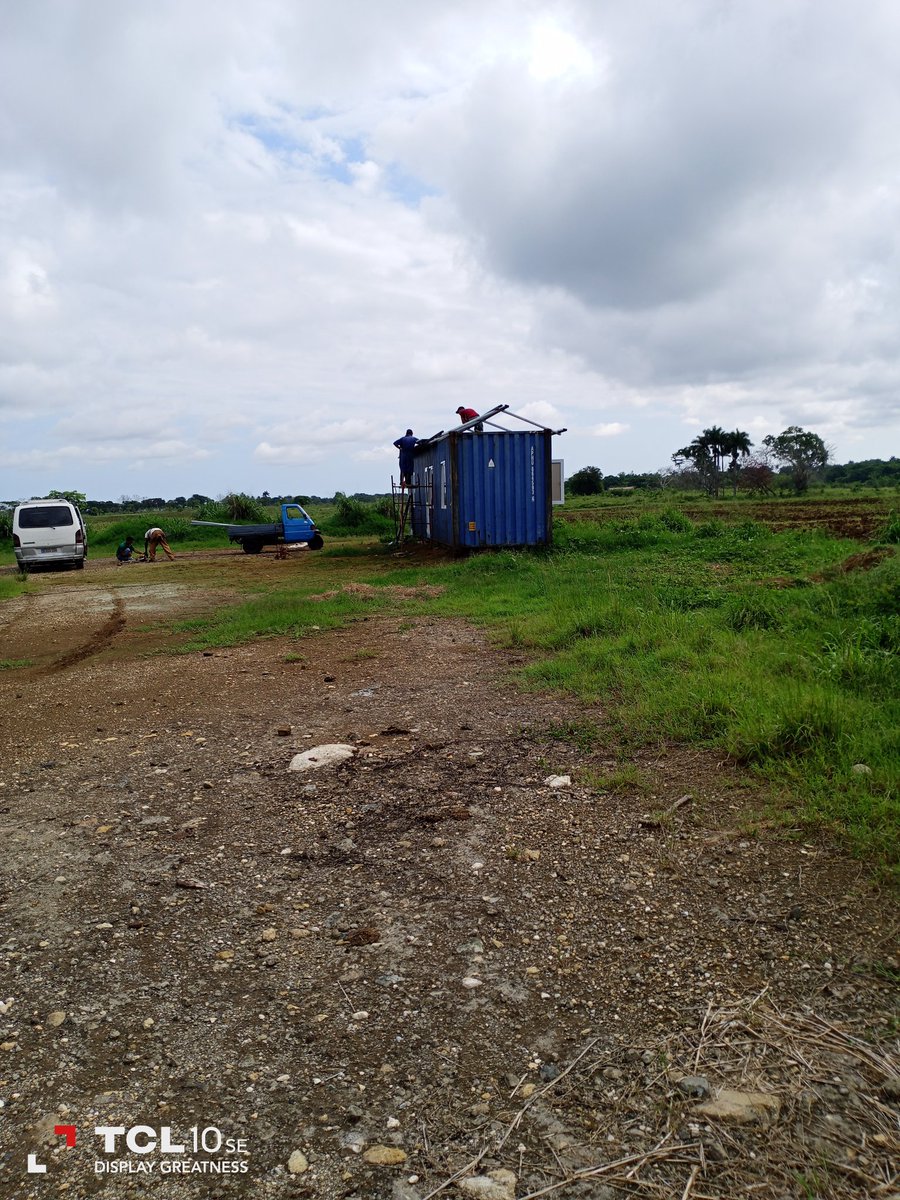 JosDani74772858's tweet photo. Trabajo en la finca de autoconsumo administrada por la emserva, limpieza de areas, techado de la facilidad temporal y preparacion de la tierra, si se puede, resistiremos y venceremos, patria o muerte, jamas nos rendiremos https://t.co/L08wGuqvnq