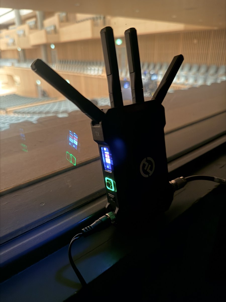 TimecodeLab's tweet photo. 結果としては Pyro Ultra の圧倒的な耐干渉能力が確認できた。
あと画質が綺麗。安定している時の Mars 4K と比較しても Pyro Ultra はそのまま本線使い可能なほどの高画質だと評価する。
そのため実際、有観客のイベントで���ルチカメラのスイッチングに混ぜて使った事もある。
#Hollyland #pyroultra https://t.co/TI4PN74Cnb