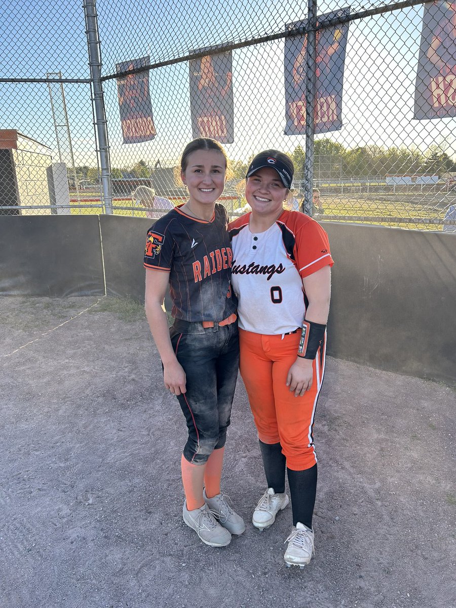 LaylaHUTCH2027's tweet photo. Great wins over Flushing last night! Also got to play against some of my old teammates ❤️ 
STATS:
1 single 
1 double
5 BB
3 RBI’S
~
7 PO’S
1 CS
so excited for this weekend at the Lake Orion tournament! Also 2026 league champs 🧡🖤 https://t.co/lIV2ph5daT