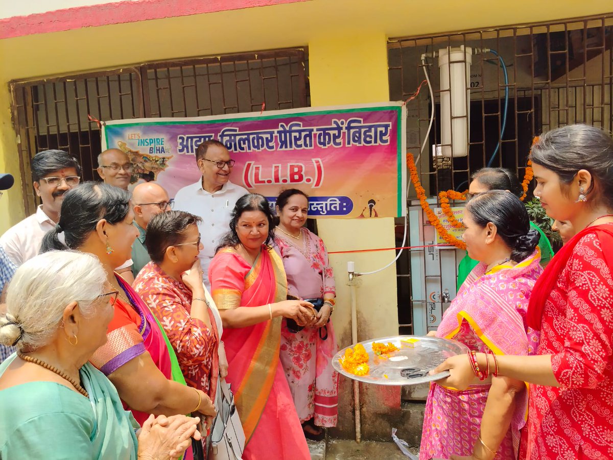vikasvaibhavips's tweet photo. #बेगूसराय में #LetsInspireBihar के अंतर्गत नगर निगम क्षेत्र में #गार्गी_अध्याय की मुख्य समन्वयक सरिता सुल्तानिया जी के नेतृत्व में
सरस्वती संस्कृत उच्च विद्यालय, बेगूसराय के परिसर में वाटर कूलर यंत्र समर्पित किया गया । शीतल जल की मशीन का उद्घाटन डॉक्टर मीरा सिंह और गार्गी अध्याय की टीम के सदस्यों द्वारा सम्मिलित रूप से किया गया । समाज सेवा की इस पहल का मुख्य उद्देश्य छात्रों को स्वच्छ एवं शीतल पेयजल उपलब्ध कराना है, ताकि वे स्वस्थ रहकर बेहतर ढंग से अध्ययन कर सकें ।
कार्यक्रम के दौरान विद्यालय परिवार ने अभियान से जुड़े सभी सदस्यों के प्रति आभार व्यक्त किया । ऐसे प्रयास सराहनीय हैं !