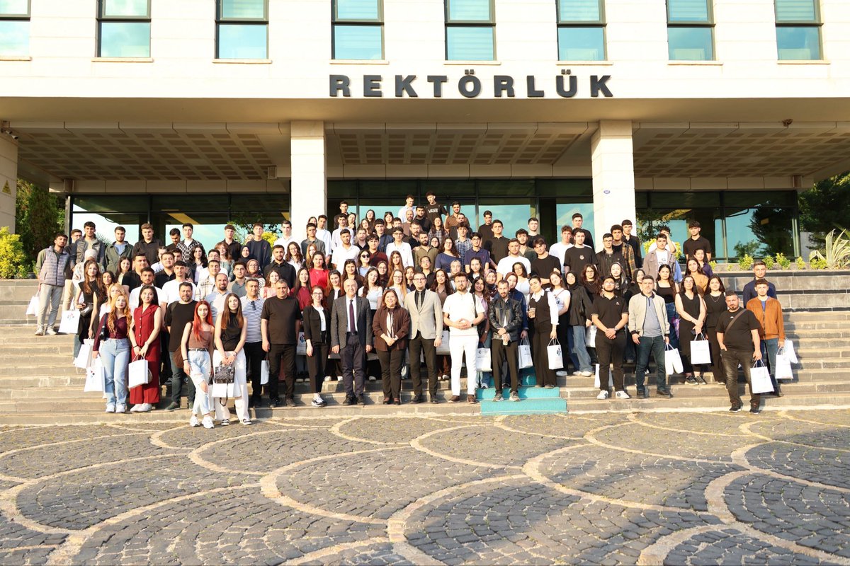 hkunv's tweet photo. Hasan Kalyoncu Üniversitesi olarak, 13 farklı ilden kampüsümüze gelen aday öğrencilerimizi üniversitemizde ve şehrimizde ağırlamaktan büyük mutluluk duyduk. 💙

Kampüs turu kapsamında öğrencilerimiz; fakültelerimizi, uygulama alanlarımızı ve sosyal yaşam alanlarımızı yakından tanıma fırsatı bulurken, akademisyenlerimizden bölümlerimiz hakkında detaylı bilgiler aldı. 🏫📚

Gaziantep Hayvanat Bahçesi ve Panorama 25 Aralık Müzesi gezileriyle ise öğrencilerimize şehrimizin kültürel ve sosyal zenginliklerini keşfetme imkânı buldular. 🏛️

#HKÜ #hkunv #HasanKalyoncuÜniversitesi #HküHerYerde #KampüsTuru #ÜniversiteTanıtımı #Gaziantep #TercihDönemi #GeleceğiniKeşfet