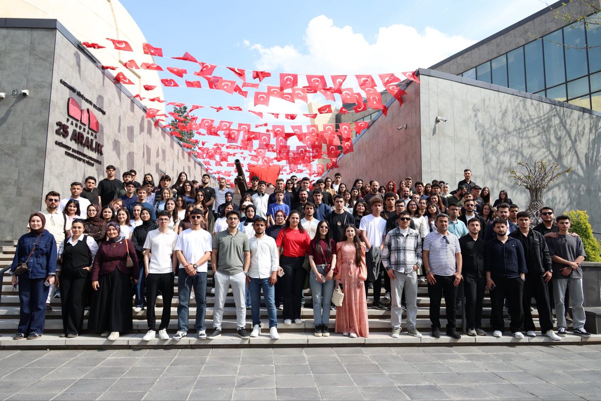 hkunv's tweet photo. Hasan Kalyoncu Üniversitesi olarak, 13 farklı ilden kampüsümüze gelen aday öğrencilerimizi üniversitemizde ve şehrimizde ağırlamaktan büyük mutluluk duyduk. 💙

Kampüs turu kapsamında öğrencilerimiz; fakültelerimizi, uygulama alanlarımızı ve sosyal yaşam alanlarımızı yakından tanıma fırsatı bulurken, akademisyenlerimizden bölümlerimiz hakkında detaylı bilgiler aldı. 🏫📚

Gaziantep Hayvanat Bahçesi ve Panorama 25 Aralık Müzesi gezileriyle ise öğrencilerimize şehrimizin kültürel ve sosyal zenginliklerini keşfetme imkânı buldular. 🏛️

#HKÜ #hkunv #HasanKalyoncuÜniversitesi #HküHerYerde #KampüsTuru #ÜniversiteTanıtımı #Gaziantep #TercihDönemi #GeleceğiniKeşfet