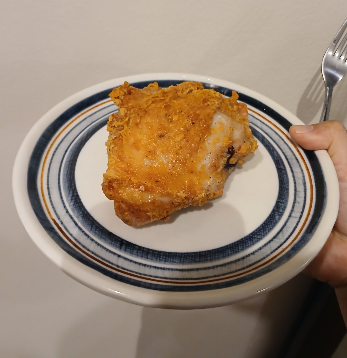 goodforsoul16's tweet photo. Just made Ma-khwaen fried chicken  in air fryer and it was the bomb. Coat marinated chicken thighs with dry ap flour and throw in 200°C air fryer skin side down for 10 min, flip and fry skin side up 10 more minutes. No need for oil, plenty of fat render out from chicken skin. https://t.co/6oIoqzM80k