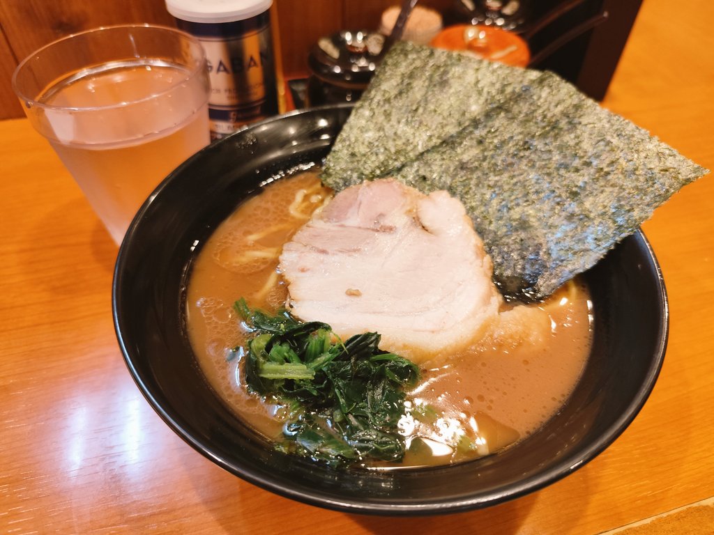 MatsuBox1st's tweet photo. スープうまッ！ #家系らーめん押忍

醤油のキレと熱々の温度
ワイの好みド真ん中ッス！🍜🥋💯
・らーめん(並)￥1,000 https://t.co/CCtMrG7OM4