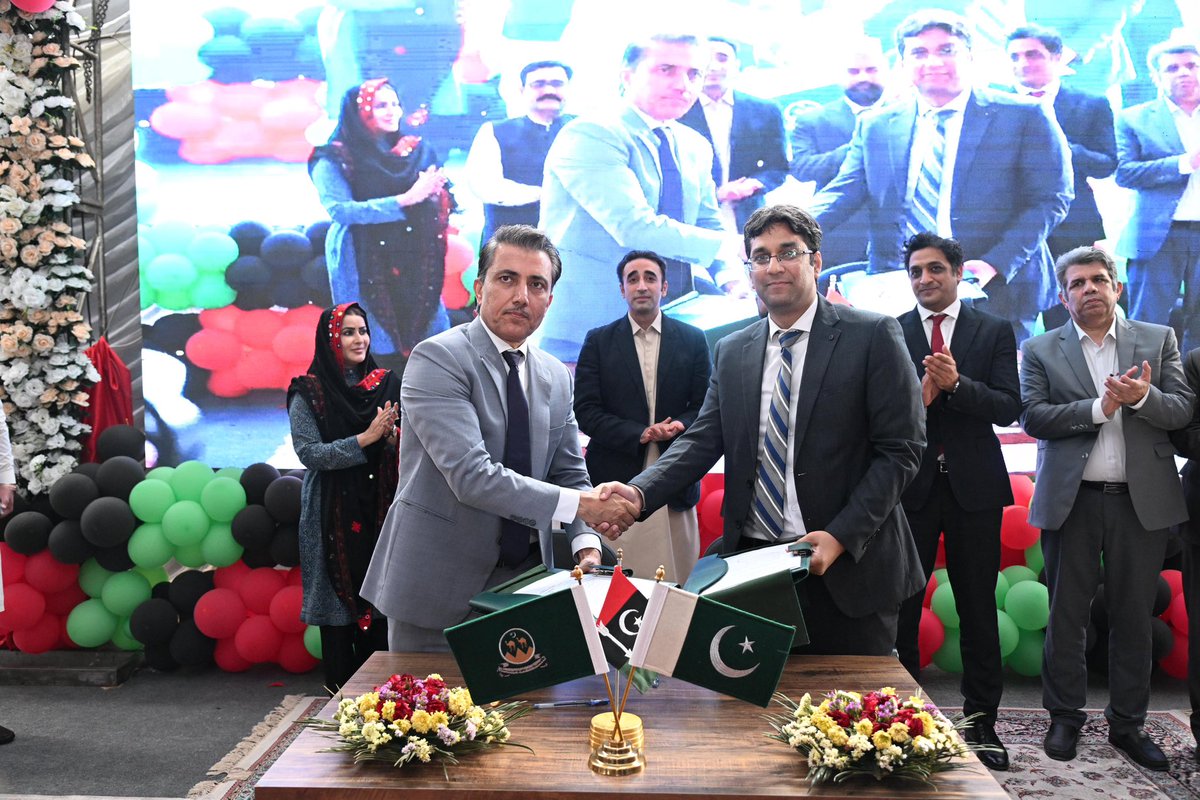 MediaCellPPP's tweet photo. چیئرمین پاکستان پیپلز پارٹی بلاول بھٹو زرداری کی کوئٹہ میں ہنگامی طبی امداد، ٹراما کیئر، ماں اور بچے کی صحت، بنیادی طبی سہولتوں، حفاظتی ٹیکہ جات، صحت سے متعلق جدید ڈیجیٹل نظام، سرکاری ملازمین کی ہیلتھ انشورنس، ٹی بی کے علاج اور دور دراز علاقوں تک فوری طبی رسائی کو مضبوط بنانے سے  متعلق شعبہ صحت کے 11 منصوبوں کی افتتاحی تقریب میں شرکت
@BBhuttoZardari 

 #PPPForBalochistan