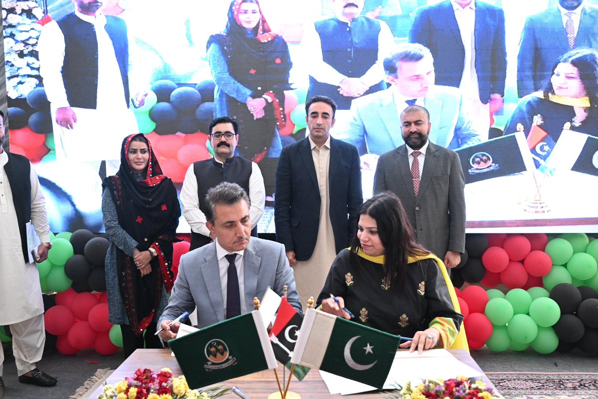 MediaCellPPP's tweet photo. چیئرمین پاکستان پیپلز پارٹی بلاول بھٹو زرداری کی کوئٹہ میں ہنگامی طبی امداد، ٹراما کیئر، ماں اور بچے کی صحت، بنیادی طبی سہولتوں، حفاظتی ٹیکہ جات، صحت سے متعلق جدید ڈیجیٹل نظام، سرکاری ملازمین کی ہیلتھ انشورنس، ٹی بی کے علاج اور دور دراز علاقوں تک فوری طبی رسائی کو مضبوط بنانے سے  متعلق شعبہ صحت کے 11 منصوبوں کی افتتاحی تقریب میں شرکت
@BBhuttoZardari 

 #PPPForBalochistan