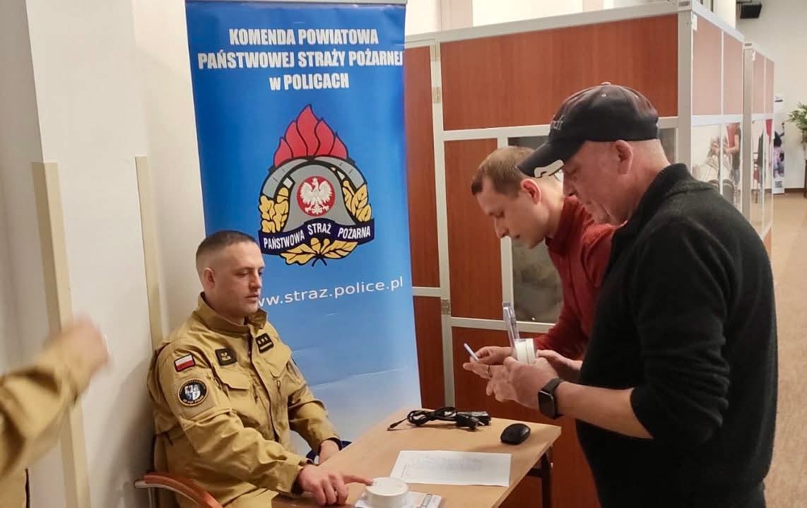 StrazPolice's tweet photo. 14.05 w Zespole Szkół w Policach odbyła się lekcja obywatelska dla mieszkańców powiatu. Szkolenie z zakresu ochrony ludności i obrony cywilnej prowadził Wojewoda Pan Adam Rudawski, a działanie aplikacji https://t.co/eXkPR17w7i dot punktów schronienia przedstawił KP PSP w Policach https://t.co/z6ppR5sbi6