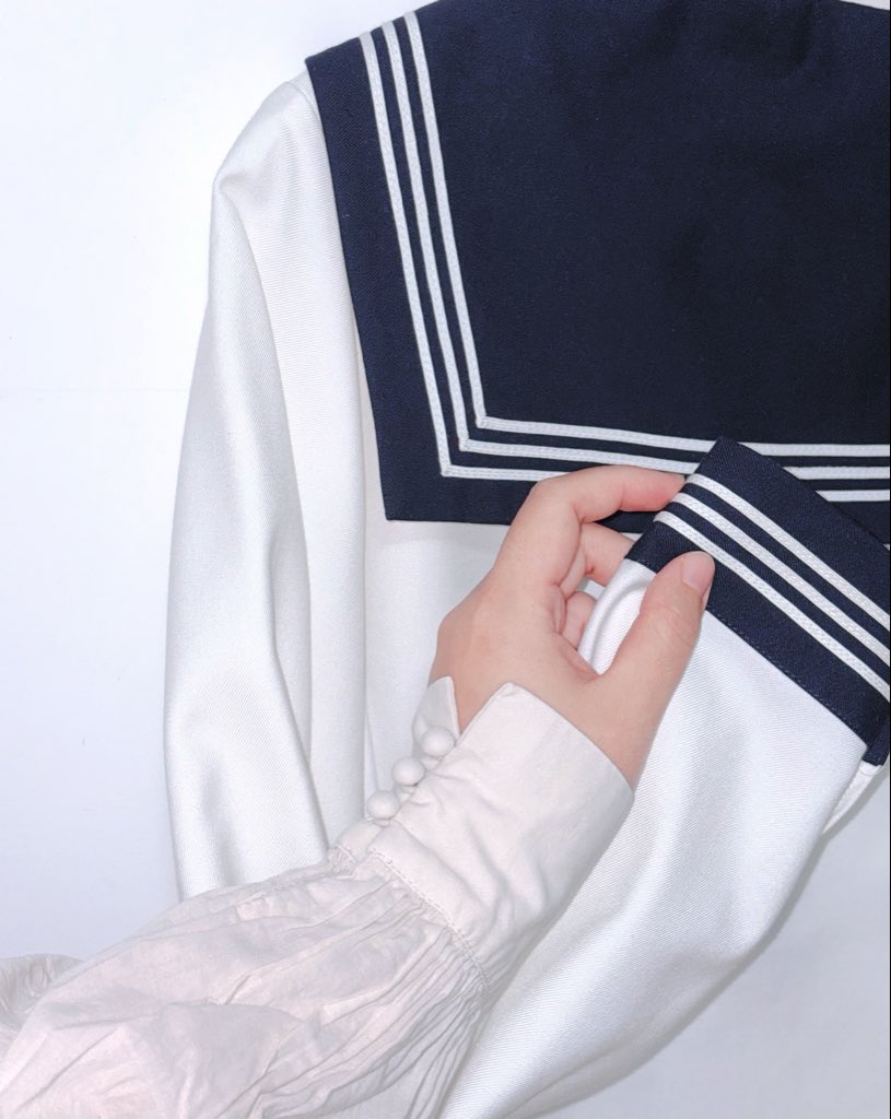 another51503283's tweet photo. This is the sailor suit I bought in 2021, which is a basic sailor suit. It has been well preserved. When painting and creating, you can take it out for reference, so that you can have a better understanding of the tailoring and structure of the clothes. https://t.co/is8RbtRa1T