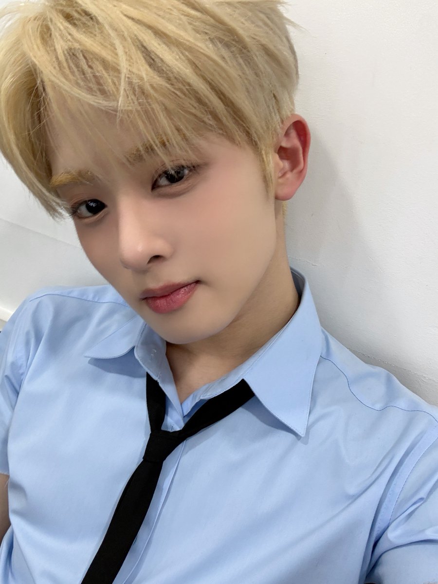 YOUNITE_twt's tweet photo. 뮤직뱅크도 끄읕!!😗

#우노 #WOONO https://t.co/C3k7AhQUh6