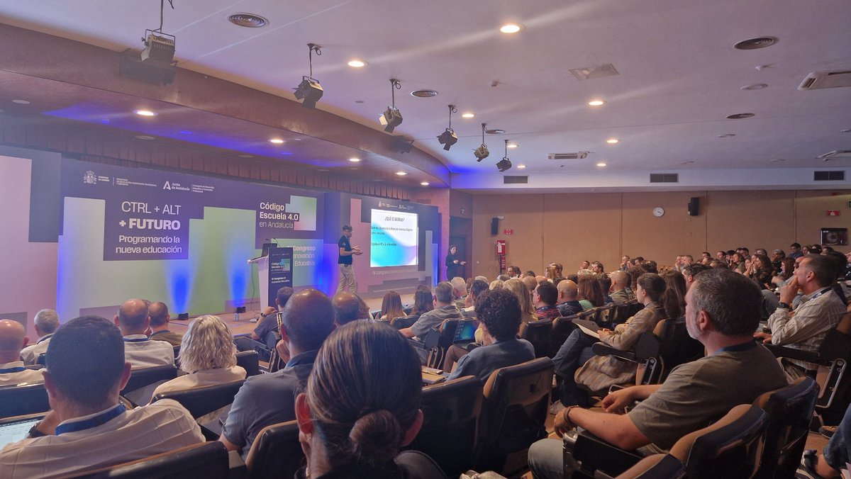 iesalbayzin's tweet photo. ¡Seguimos a la vanguardia! Nuestros profesores José Luis Rodríguez y Rafa Pérez representan al @iesalbayzin en el IV Congreso de Innovación Educativa Código Escuela 4.0 en Andalucía, de @EducaAnd

​Bajo el lema "CTRL + ALT + FUTURO", seguimos programando la nueva educación. 💻✨ https://t.co/x5TtPQYc5h