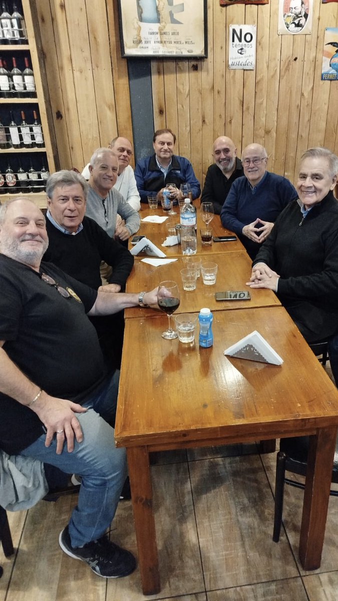 NSCLAUZERO's tweet photo. El encuentro de siempre, anécdotas al por mayor.   Y el libro de Edgardo Miller. @juliobazanok @colombresdiego @OsvaldoMenendez @DARIOLOPREITE Néstor Sulla, Luis Tarullo. #BuenViernes https://t.co/UpMAVJxZTj