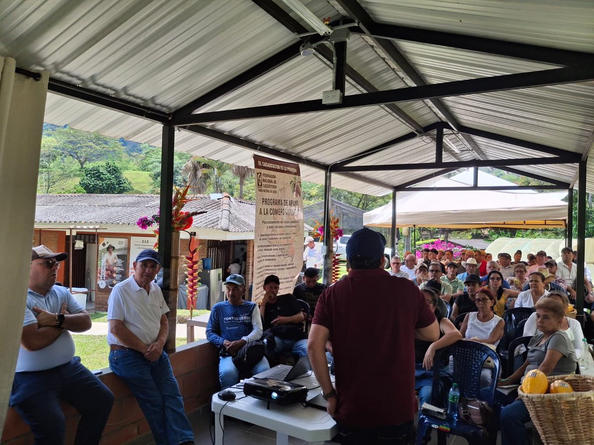 Bsaenz49's tweet photo. @consejocacao 65 productores cacao de zona marginal cafetera, compartiendo en Granja Marsella información sobre Fondo Nal. Cacao y Fedecacao y sobre la institucionalidad público – privada hoy con Fedecacao y  Casa Luker a través del Consejo Nacional Cacaotero. Qué es y qué hace https://t.co/wZ5bQkeqOg