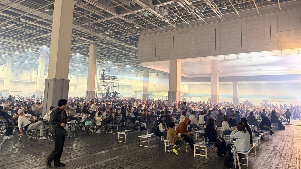 TimecodeLab's tweet photo. あと、これはちゃんとしたテストではないのだが、インテックス大阪というイベントホールの観客でごった返す会場内で、こちらもアンテナ目高で全く途切れず映像伝送できた事もある。（Pyro Ultra 開封テスト時）
#Hollyland #pyroultra https://t.co/Dz1aPEBdH7