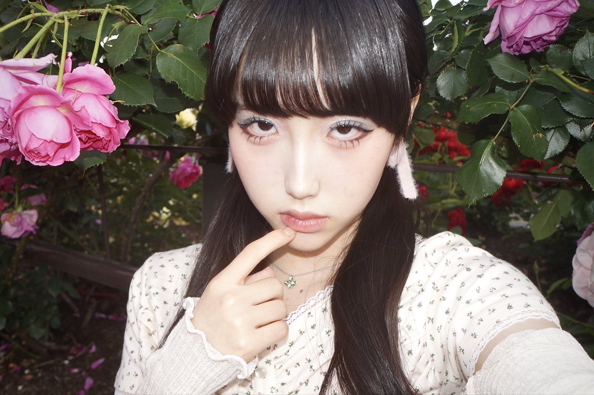 aina_10_17's tweet photo. 花に囲まれても愛想は咲かなかった https://t.co/J9F4icY8QJ