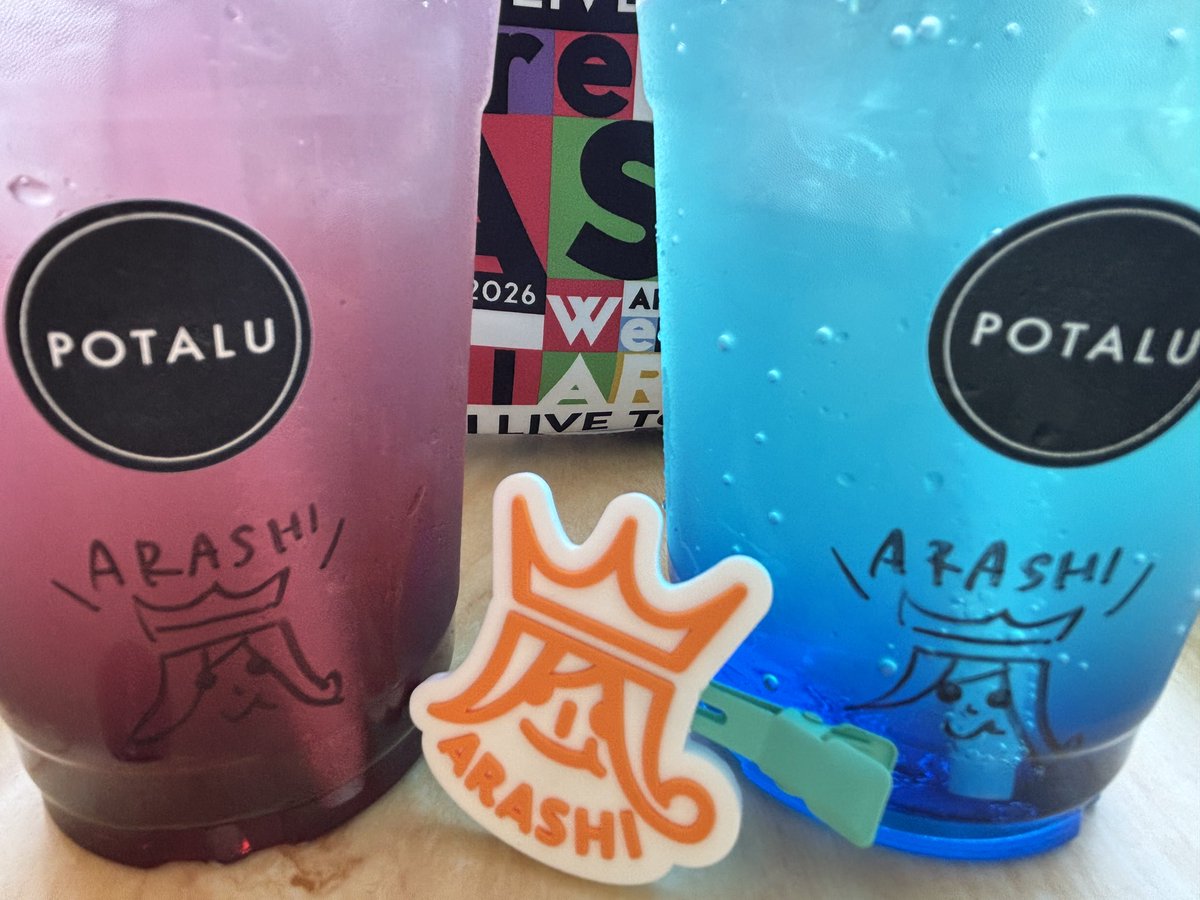 Naomi081011181's tweet photo. 2026.05.15
ドーム近くのPOTALUにカフェしに来たら嵐仕様💜💛❤️💚💙
メンバーカラーのドリンク🍹があってお祭り気分✨️ https://t.co/9Qijk9HpoL