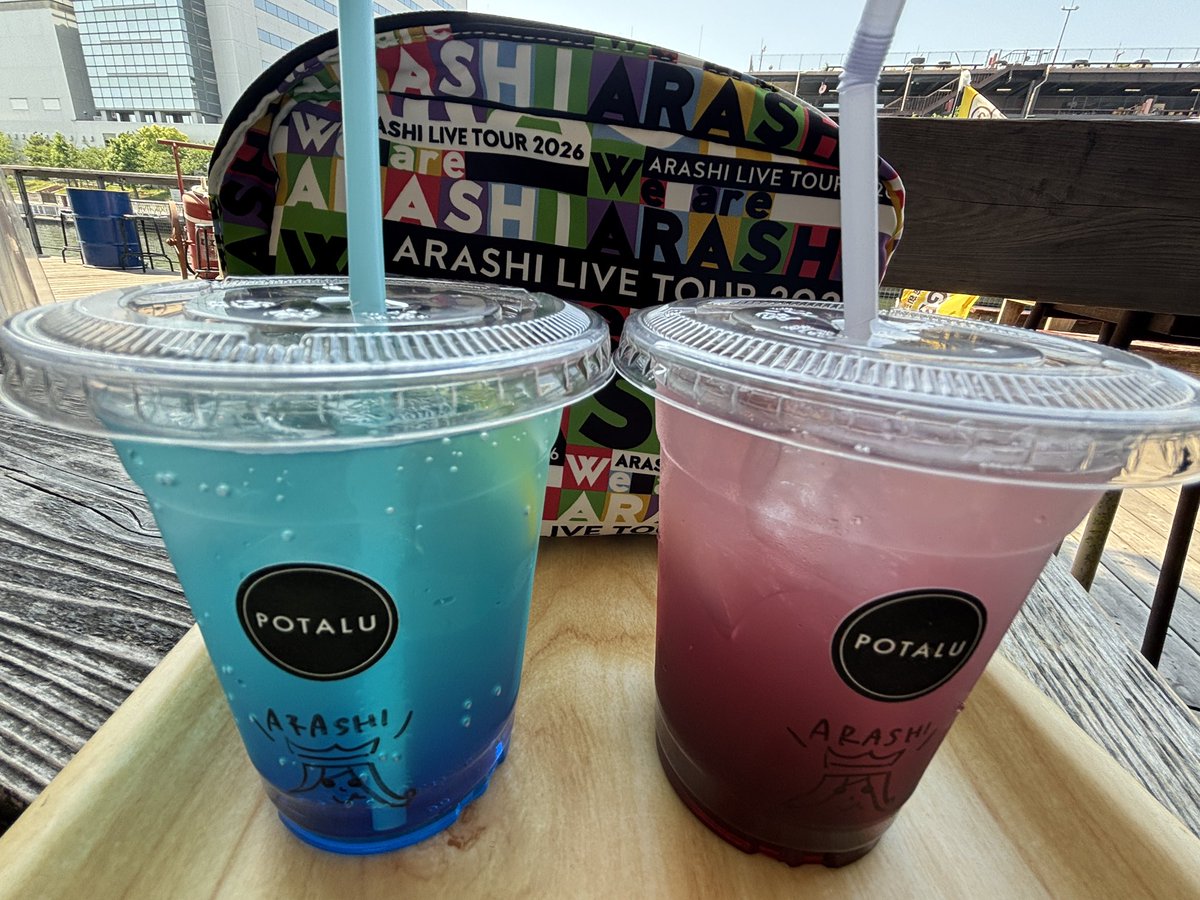 Naomi081011181's tweet photo. 2026.05.15
ドーム近くのPOTALUにカフェしに来たら嵐仕様💜💛❤️💚💙
メンバーカラーのドリンク🍹があってお祭り気分✨️ https://t.co/9Qijk9HpoL