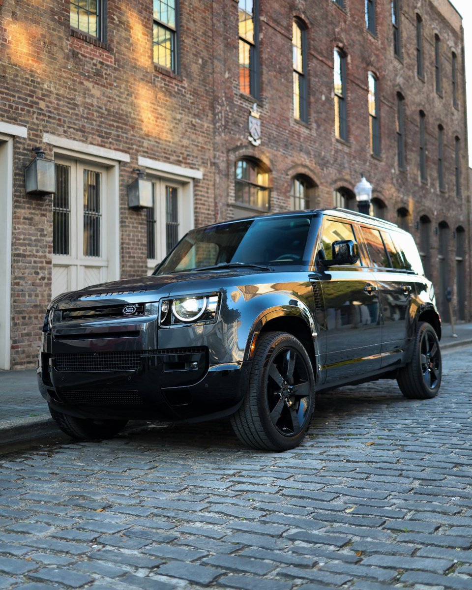 JLRHoustonNorth's tweet photo. Classic architecture meets modern capability. That's the 2026 Defender way. 

https://t.co/vOkVeSGdPP https://t.co/EwiCUZTFmW