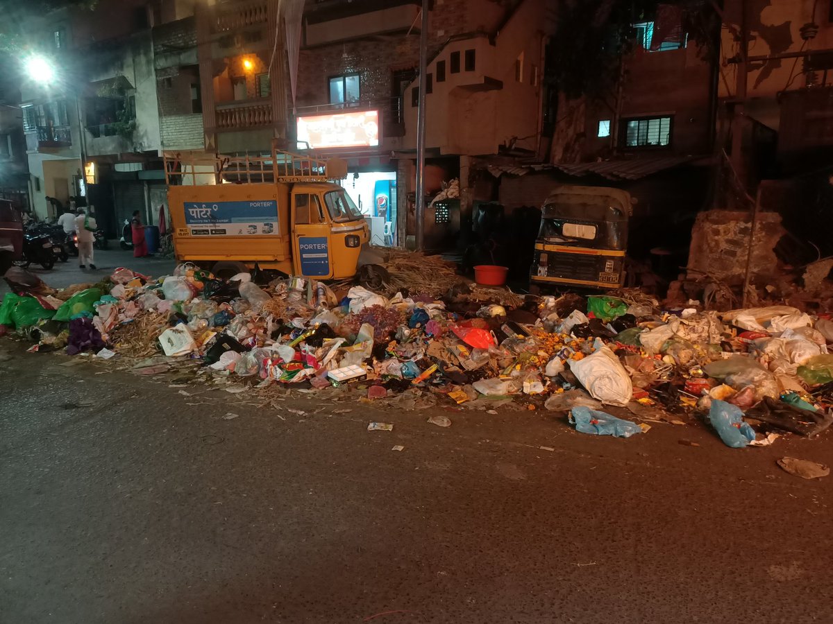 RehantJadhav's tweet photo. Large garbage dumping issue at kamraj nagar road, Yerwada, Pune despite PMC warning boards stating dumping is punishable. The waste has not been cleaned and is creating unhygienic conditions and foul smell.

Requesting immediate cleanup and enforcement action.

@PMCPune @swm_pune https://t.co/pksxjWh3ZU