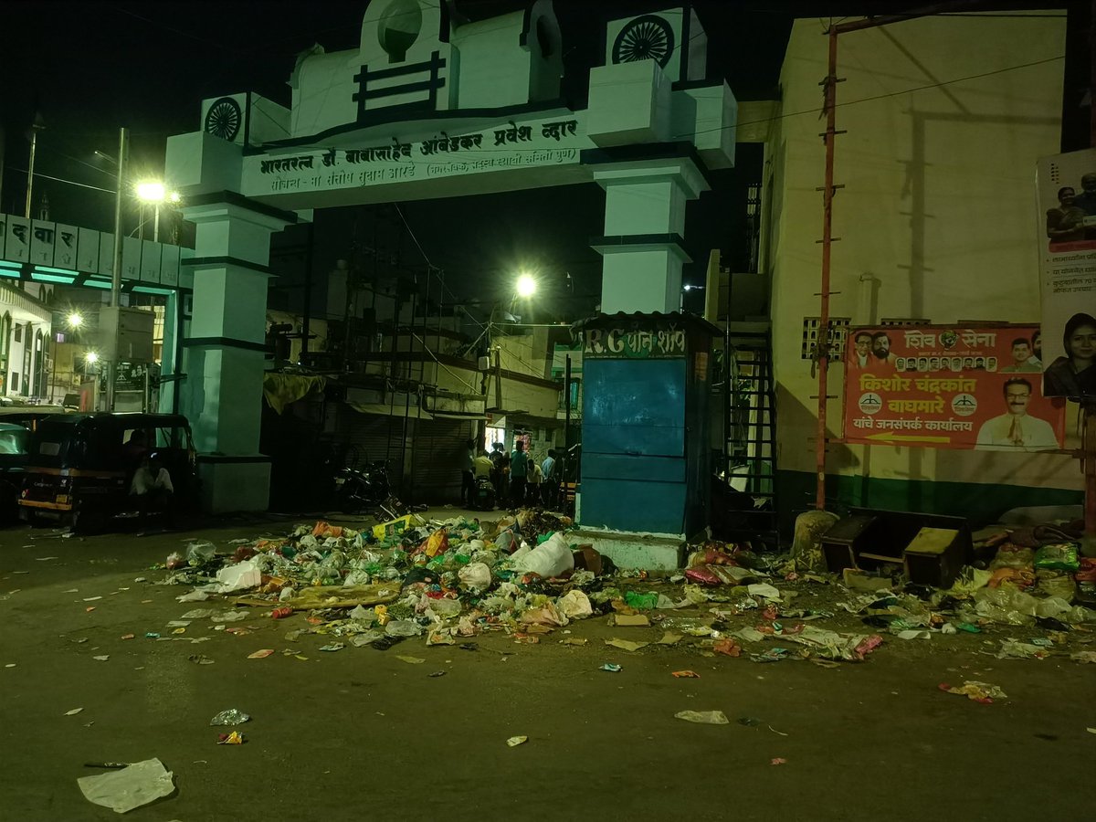 RehantJadhav's tweet photo. Large garbage dumping issue at kamraj nagar road, Yerwada, Pune despite PMC warning boards stating dumping is punishable. The waste has not been cleaned and is creating unhygienic conditions and foul smell.

Requesting immediate cleanup and enforcement action.

@PMCPune @swm_pune https://t.co/pksxjWh3ZU