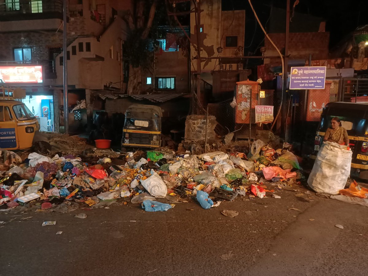 RehantJadhav's tweet photo. Large garbage dumping issue at kamraj nagar road, Yerwada, Pune despite PMC warning boards stating dumping is punishable. The waste has not been cleaned and is creating unhygienic conditions and foul smell.

Requesting immediate cleanup and enforcement action.

@PMCPune @swm_pune https://t.co/pksxjWh3ZU