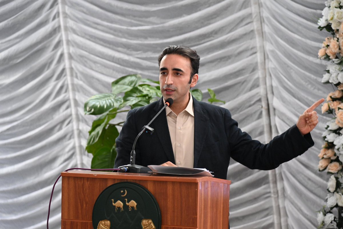 MediaCellPPP's tweet photo. چیئرمین پاکستان پیپلز پارٹی بلاول بھٹو زرداری کوئٹہ میں ہنگامی طبی امداد، ٹراما کیئر، ماں اور بچے کی صحت، بنیادی طبی سہولتوں، حفاظتی ٹیکہ جات، صحت سے متعلق جدید ڈیجیٹل نظام، سرکاری ملازمین کی ہیلتھ انشورنس، ٹی بی کے علاج اور دور دراز علاقوں تک فوری طبی رسائی کو مضبوط بنانے سے  متعلق شعبہ صحت کے 11 منصوبوں کی افتتاحی تقریب سے خطاب کررہے ہیں۔
@BBhuttoZardari 
 #PPPForBalochistan