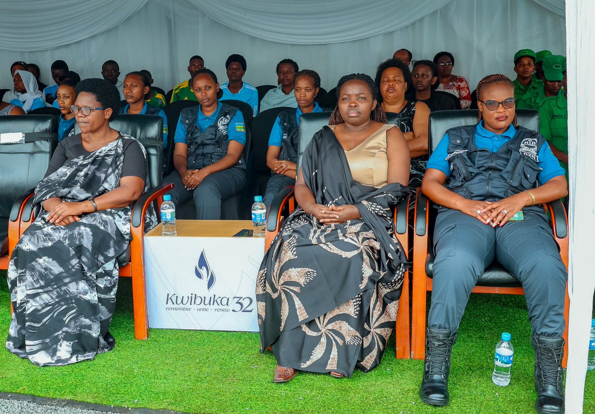 MusanzeDistrict's tweet photo. Guverineri wa @RwandaNorth @gahundemaurice yihanganishije abafite abagore, abana n'ababyeyi bishwe muri Jenoside yakorewe Abatutsi, asaba abaturage gusigasira ibyagezweho, guharanira ko amateka mabi ya Jenoside atazongera kubaho, kurwanya amacakubiri no gukomera ku bumwe. https://t.co/HWy7LnCHdf