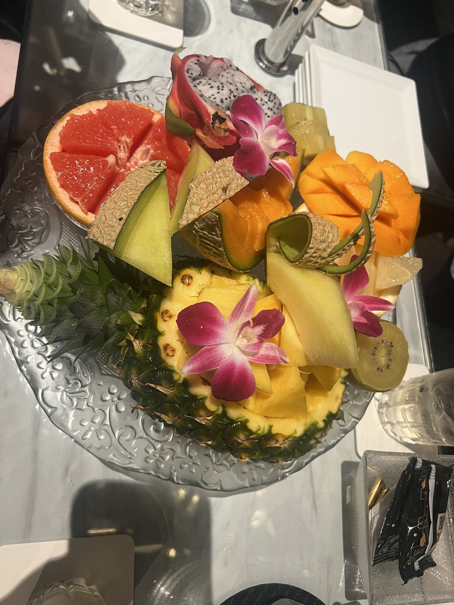 Natsu_akisaba's tweet photo. 一人5万のお寿司🥺と、人生初のキャバクラ連れて行ってモラタ🥺久々の飲みリフレッシュできました。ありがとうございます😭
明日は子供ら揃う最初で最後の運動会！お弁当だってよ！なんて日だ！早く帰ろっ https://t.co/DTAZ5fOZ3O