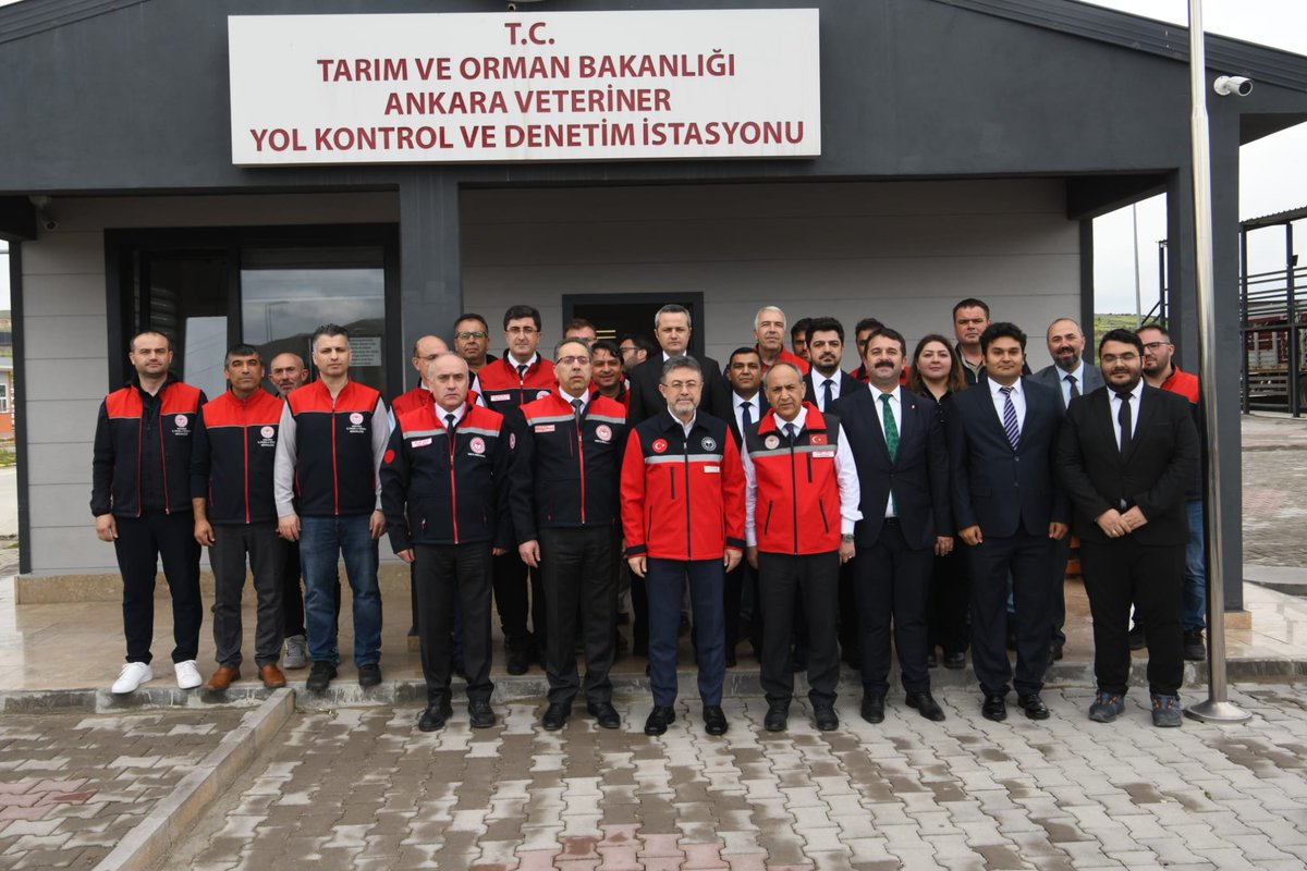 ankaratarim's tweet photo. Kurbanlıklarınız Güvende, Biz Görev Başındayız! 🩺🐂

Sayın bakanımız Ankara Veteriner Yol Kontrol ve Denetim istasyonunda 7/24 yürüttüğümüz çalışmaları inceledi.
#Kurbanlık #VeterinerHekim #GüvenilirGıda #HayvanSağlığı #HalkSağlığı https://t.co/9AXv8b8Wgh