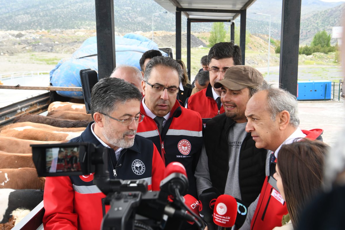 ankaratarim's tweet photo. Kurbanlıklarınız Güvende, Biz Görev Başındayız! 🩺🐂

Sayın bakanımız Ankara Veteriner Yol Kontrol ve Denetim istasyonunda 7/24 yürüttüğümüz çalışmaları inceledi.
#Kurbanlık #VeterinerHekim #GüvenilirGıda #HayvanSağlığı #HalkSağlığı https://t.co/9AXv8b8Wgh