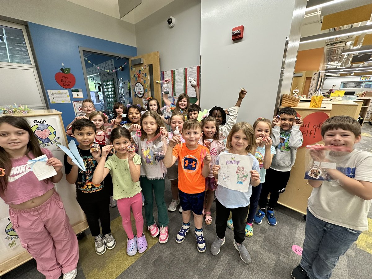 Mrs_Norris_1's tweet photo. Thank you @CallKne3’s class for inviting us to Market Day! It was fun to see these creative entrepreneurs in action. 💚💛 https://t.co/yeA95rkpe1