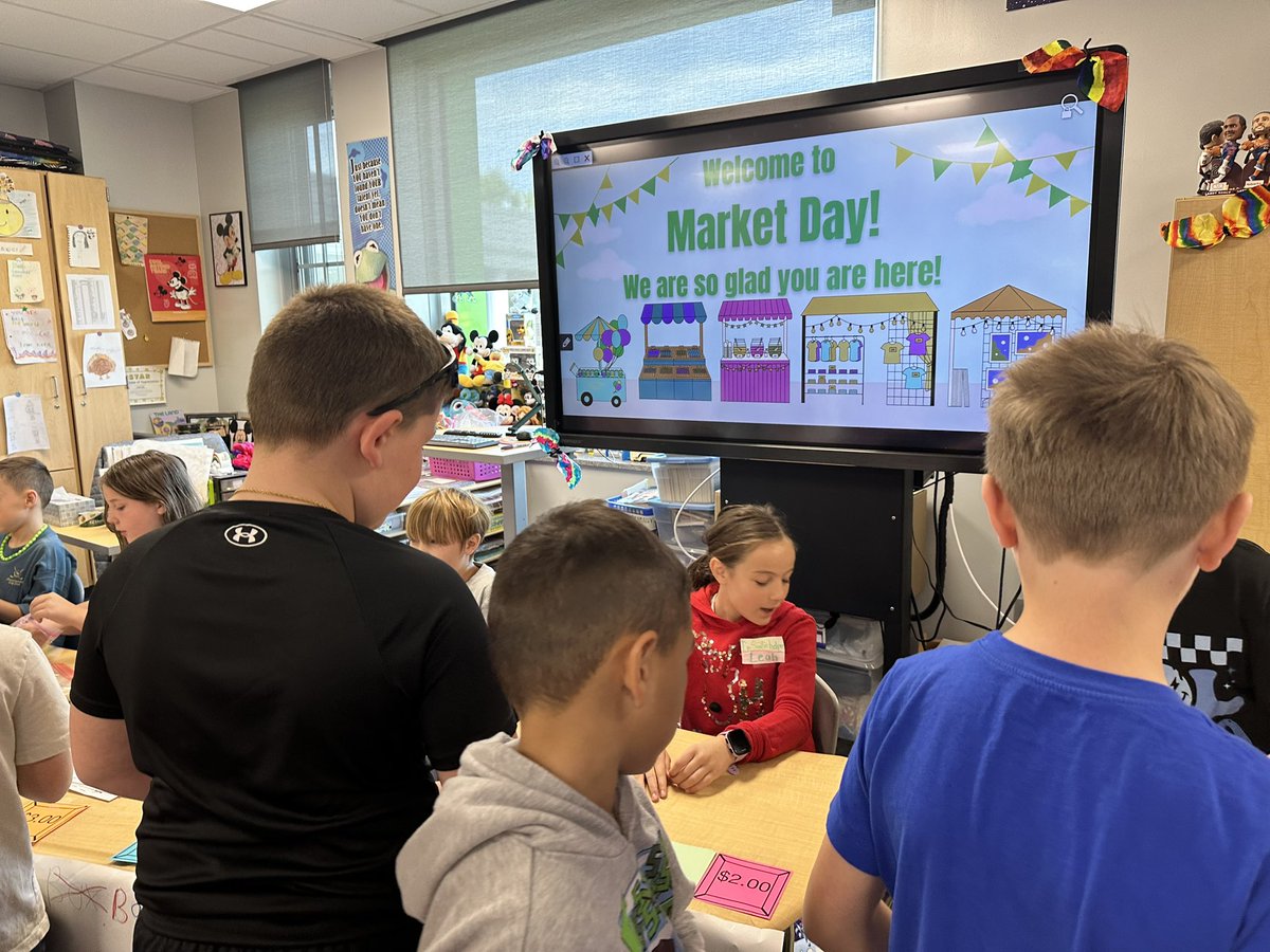 Mrs_Norris_1's tweet photo. Thank you @CallKne3’s class for inviting us to Market Day! It was fun to see these creative entrepreneurs in action. 💚💛 https://t.co/yeA95rkpe1