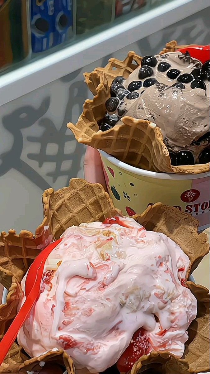 emekaoburo's tweet photo. Brain freeze and besties https://t.co/GMA7pxZuGf