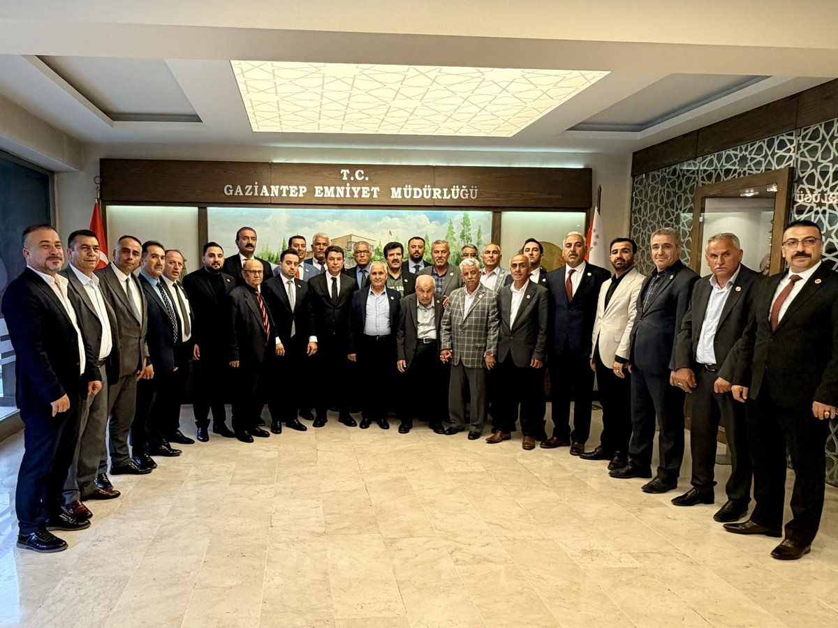 AhmetTitiz27's tweet photo. Türkiye Muhtarlar Derneği yönetim kurulu olarak, İl Emniyet Müdürümüzü ziyaret ederek mahallelerimizin huzuru, güvenliği ve vatandaşlarımızın talepleri üzerine verimli bir görüşme gerçekleştirdik.

Şehrimizin güvenliği adına özveriyle görev yapan tüm emniyet teşkilatımıza çalışmalarında başarılar diliyor, nazik misafirperverliklerinden dolayı Sayın Müdürümüze teşekkür ediyoruz. @gazianteppolis