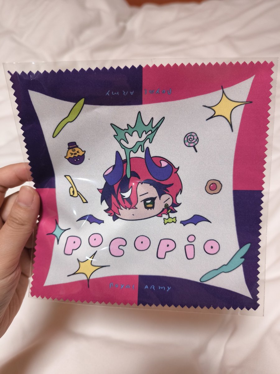 SuzzyArt83's tweet photo. Finally got to meet Ki and she gave the cutest gift (Ki's art nomnomnom) 😭😭😭😭😭😭 wish we could have spent more time together 😭😭😭😭😭 https://t.co/8r1hh1bWDH