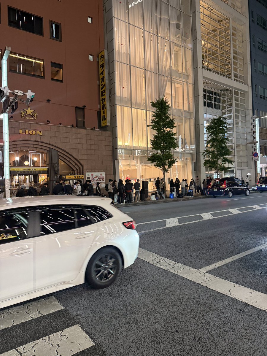 4th_be_with_u's tweet photo. 銀座、スウォッチ。
23時くらい。
並びすぎ、こじき多すぎ。
酔っ払ってたので、そいつらを冷やかしながら帰ってます。 https://t.co/FHKuHL8y7F