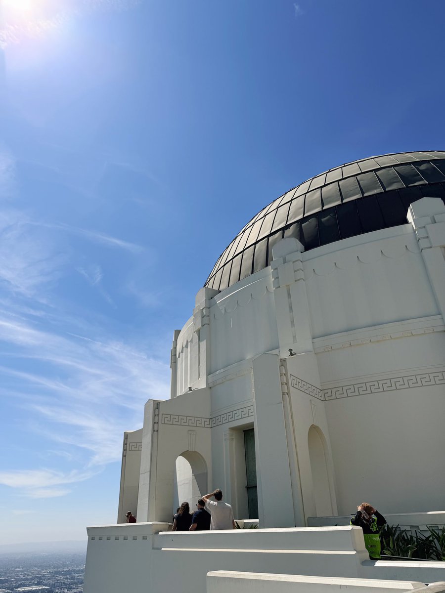 fiqaizzati's tweet photo. daydreaming at the griffith observatory 🔭🌇 https://t.co/zN2GKrXGhu