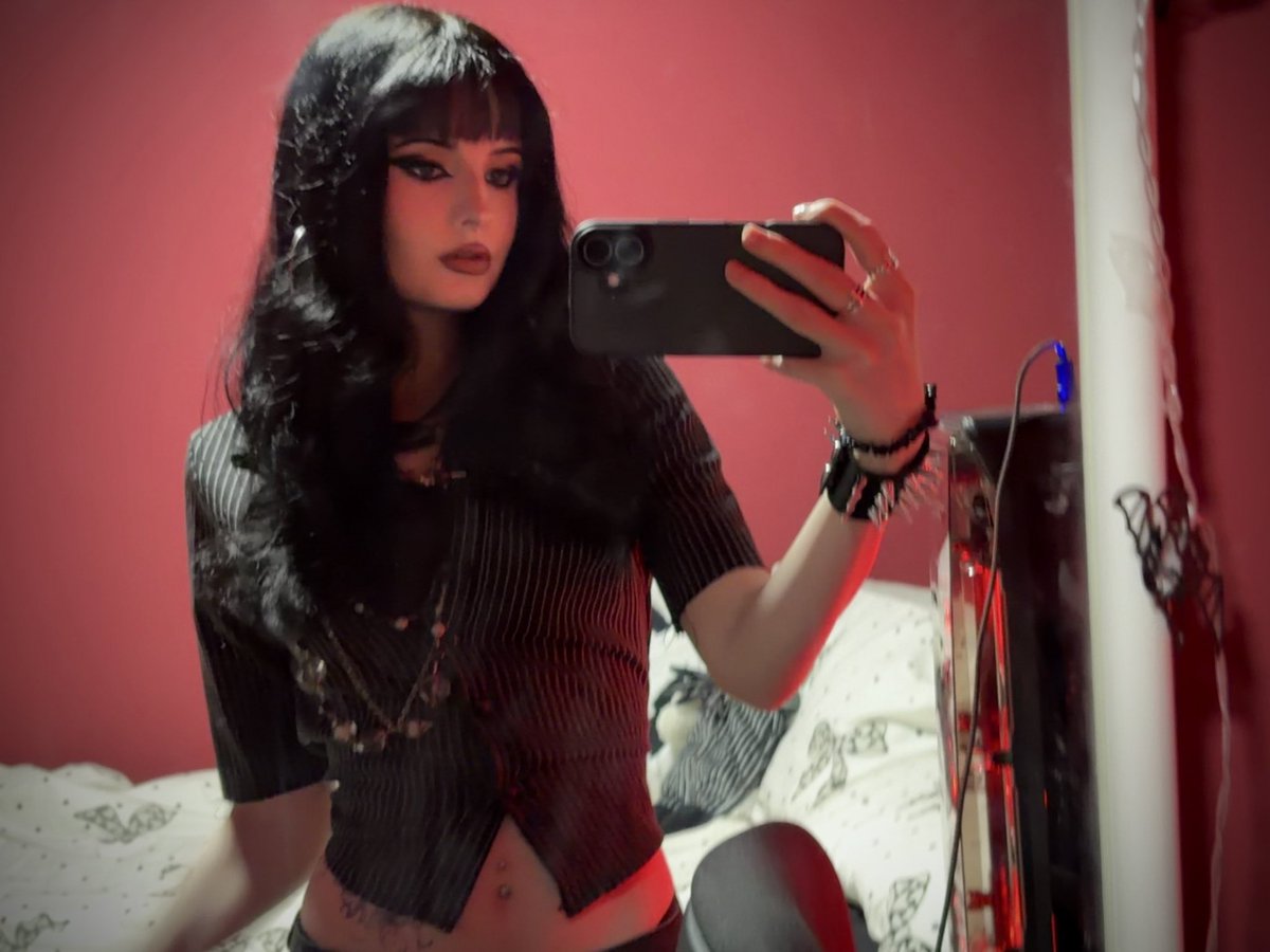 VampiraEclipse's tweet photo. My name is Vampira 🧛🏻‍♀️and I am a small streamer from Ireland. I am 20 years old and I started streaming as a hobby, it is something I have always been curious about and wanted to try 🥀🦇. I mostly play Dead by Daylight but I do delve into other games 🩸🖤 https://t.co/8EdOaJCWz1 https://t.co/Ka5k1v68m6