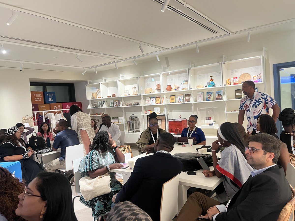 FAOInvest's tweet photo. 🌱On 13 May, the responsible investment in agriculture team met 50+ young changemakers sharing local-led solutions for resilient, sustainable food systems. Their message: youth must have a seat at the table. 🤝
@FoodSystems  #YouthLeadershipProgramme #FoodSystemsTransformation https://t.co/zVbTldpHBG