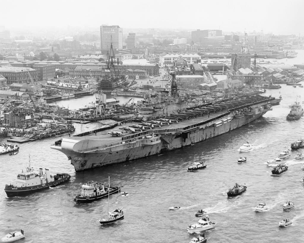Empireaesth's tweet photo. HMS Hermes passes HMS Victory as she enters Portsmouth harbour on returning from the Falklands (1982) https://t.co/fpXOBH5GDT