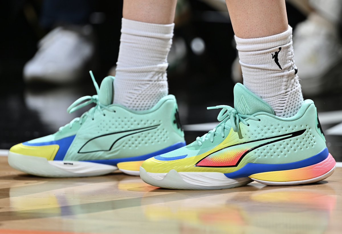 JustFreshKicks tweet media