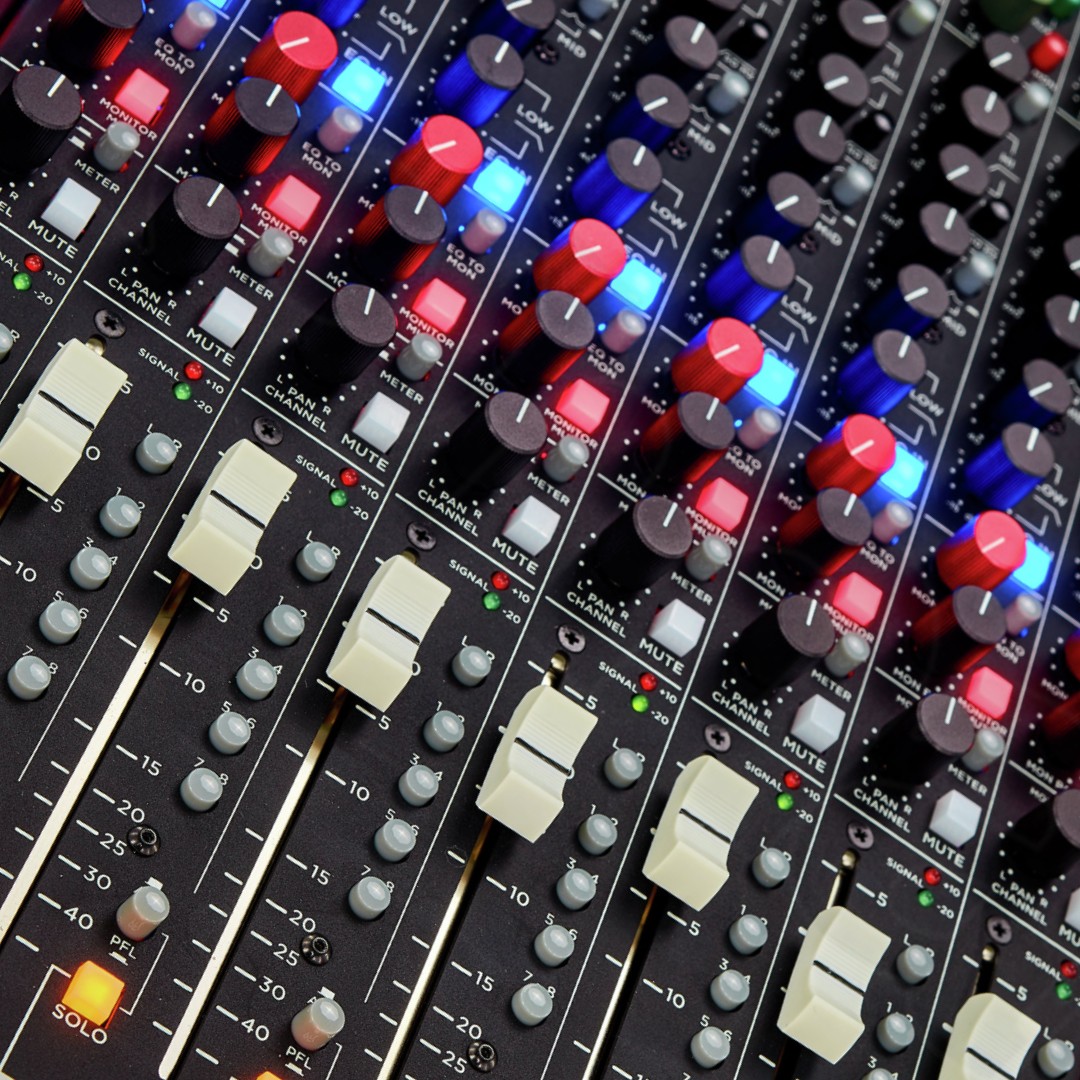 Trident_Audio's tweet photo. Happy #faderfriday from the Trident 68 console 🎛️🎚️ 

The 68 stands alone in its class with a full roster of features, exceptional sonics and top build quality for a price that brings a professional analog console into reach for so many. https://t.co/ULuCrCQuQ5