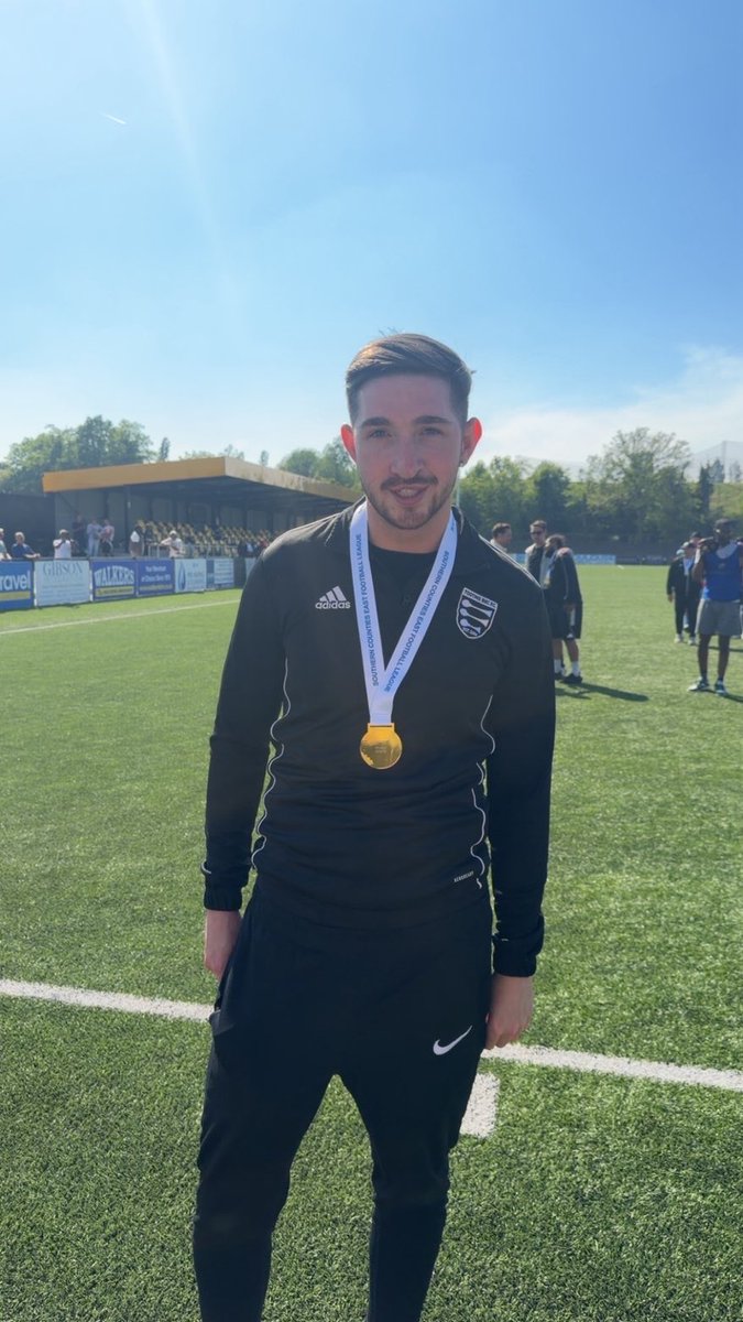 Harlybaker01's tweet photo. Season 25/26 done✅ 

a season full of ups and downs, but finishing with a medal and trophy was a good ending to the season now it’s time to recharge 🔋 and go again next season @TootingBecFC 🖤🤍 https://t.co/cpDApvgt6g