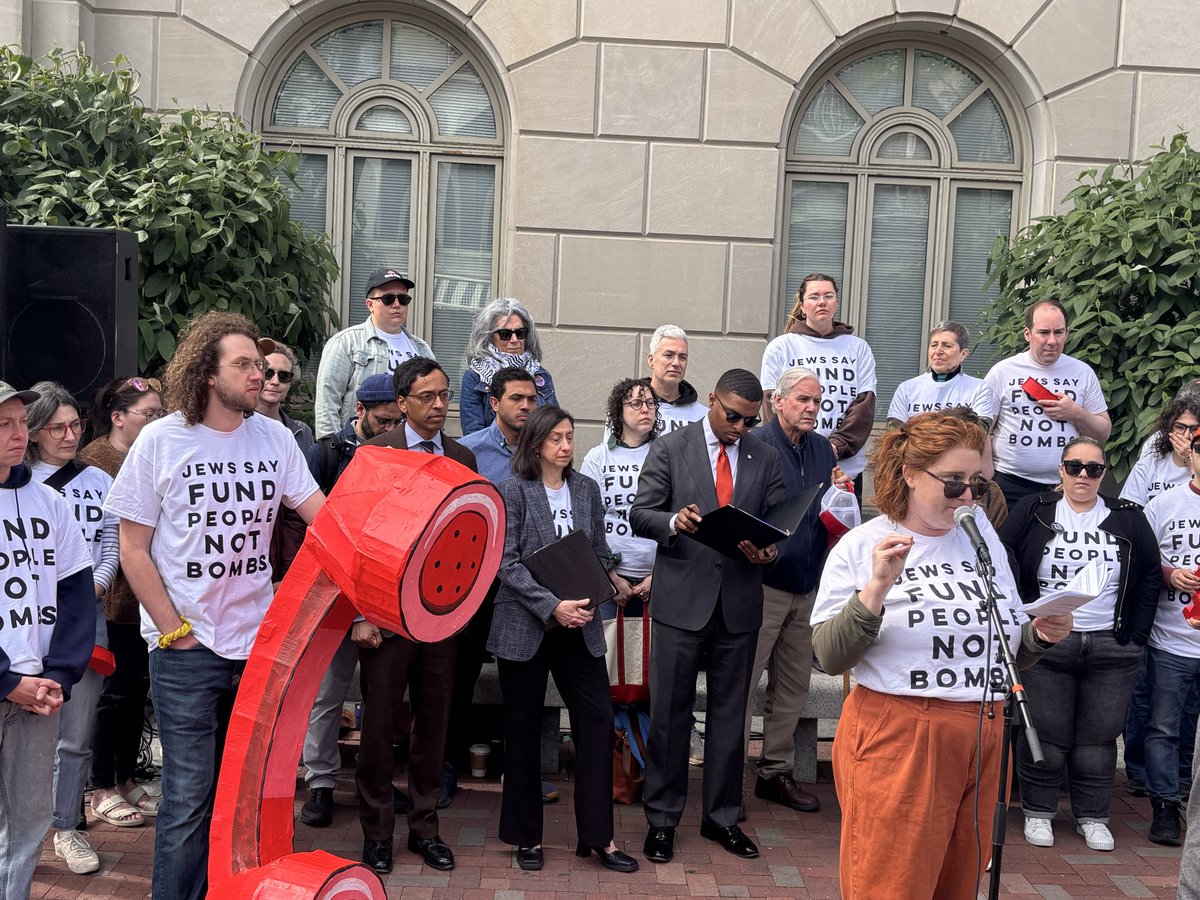 JVPPhilly's tweet photo. HAPPENING NOW

Jewish and Muslim Pennsylvanians, with elected officials, are demanding Fetterman listen to his constituents: Fund schools not endless wars!  STOP ICE! Free Palestine!

@RuePhilaCouncil @RepKrajewski @SenatorSaval @NicORourkePHL https://t.co/qGJzK0oZ5a