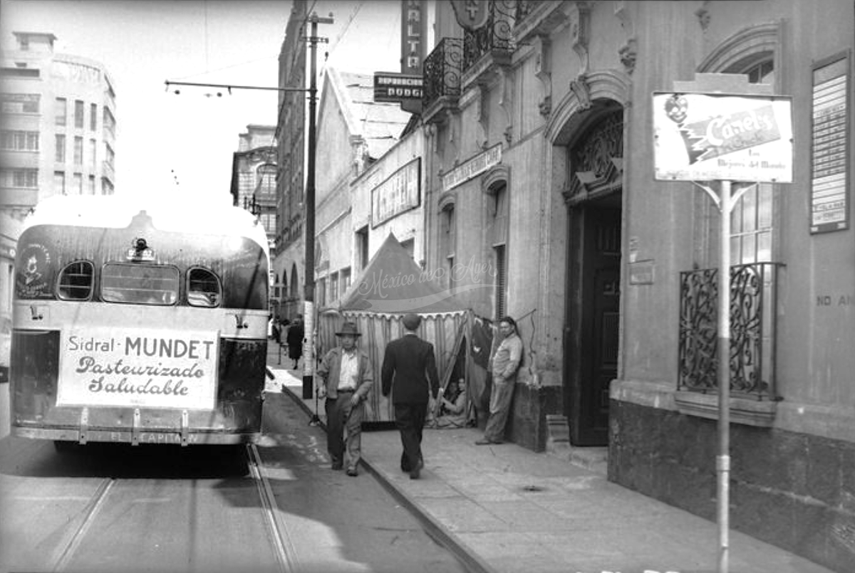 mexdeayer's tweet photo. Un camión del transporte público, con publicidad en su parte trasera, circula frente a un edificio donde se encontraba instalado un campamento de trabajadoras en huelga sobre la calle de Artículo 123, en la zona céntrica de la Ciudad de México, durante las décadas de 1940 o 1950.
La escena, vista desde la calle de Humboldt, refleja parte de la vida cotidiana y del ambiente social de aquella época, en una ciudad donde las movilizaciones laborales y la actividad urbana formaban parte del paisaje diario. Al fondo pueden apreciarse varias construcciones ubicadas sobre la calle de Balderas, mostrando el aspecto que tenía esta zona del centro hace varias décadas.
Con el paso del tiempo, algunos de los inmuebles que aparecen en la fotografía desaparecieron debido a las transformaciones urbanas que modificaron el rostro de esta importante área de la capital.

https://t.co/MnFN39J7Mw