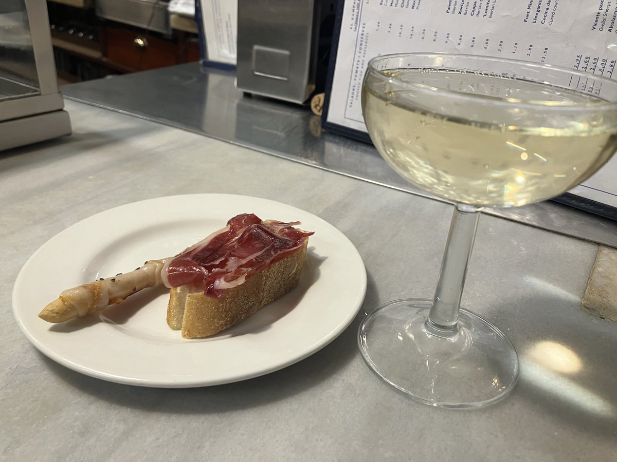 sevan_3031's tweet photo. スペインのバルセロナを観光中
本場のパエリアとタパスが想像以上に美味い https://t.co/WL4RPoCCIh