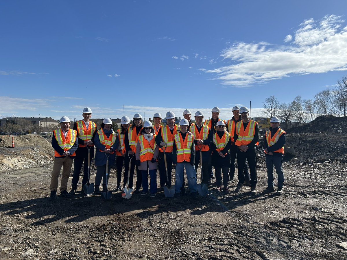 BDrainvilleQc's tweet photo. Début des travaux à l’école Dorimène-Desjardins à #Lévis 🏫🪏 

Une école primaire de nouvelle génération prend forme pour nos enfants!

🏫 classes plus spacieuses ☀️ lumière naturelle 🤝 espaces collaboratifs 🪵 matériaux chaleureux 🛝 cour vivante

Une grande nouvelle pour notre communauté! Merci à tous les partenaires🙏💙