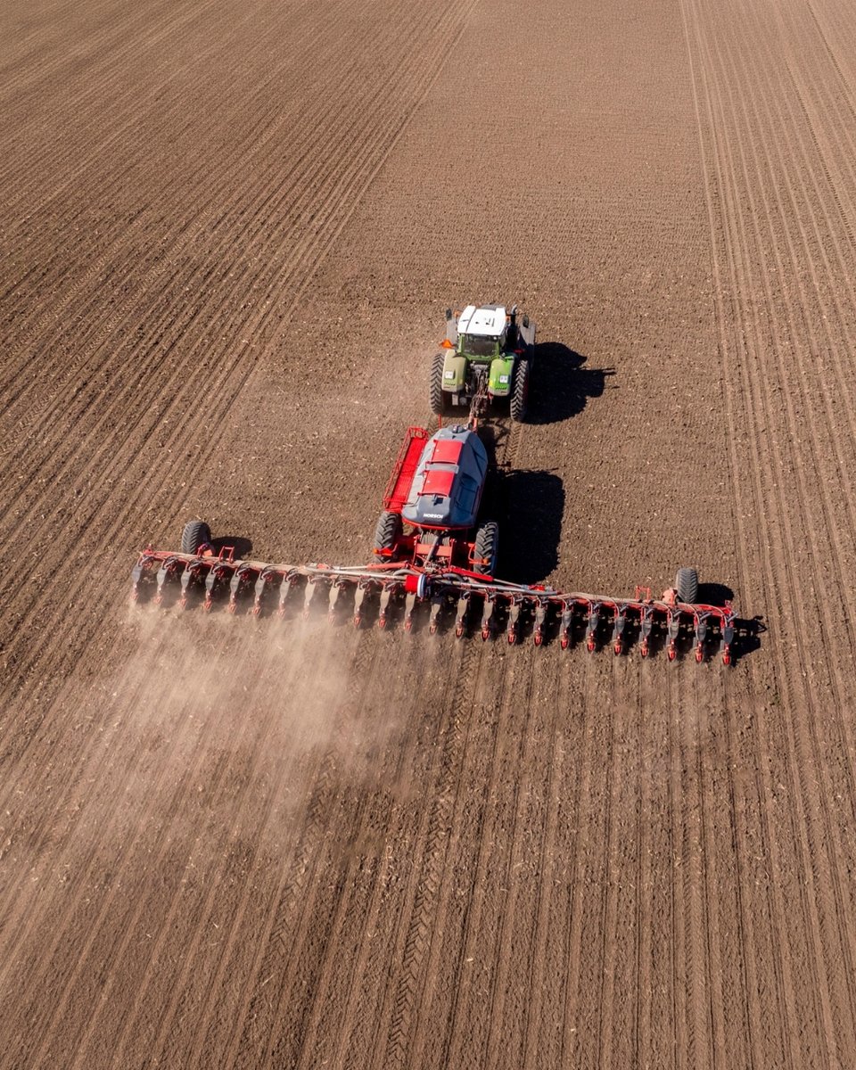 HorschLLC's tweet photo. 🌱 Narrow planting windows demand productivity.

HORSCH Maestro helps keep the opener in the ground longer and reduce downtime with high-capacity seed, liquid and fertilizer systems — plus 12+ mph planting speeds.
More acres. More time in the field.

#HORSCH #Maestro #Planter https://t.co/LVdysPnVfI